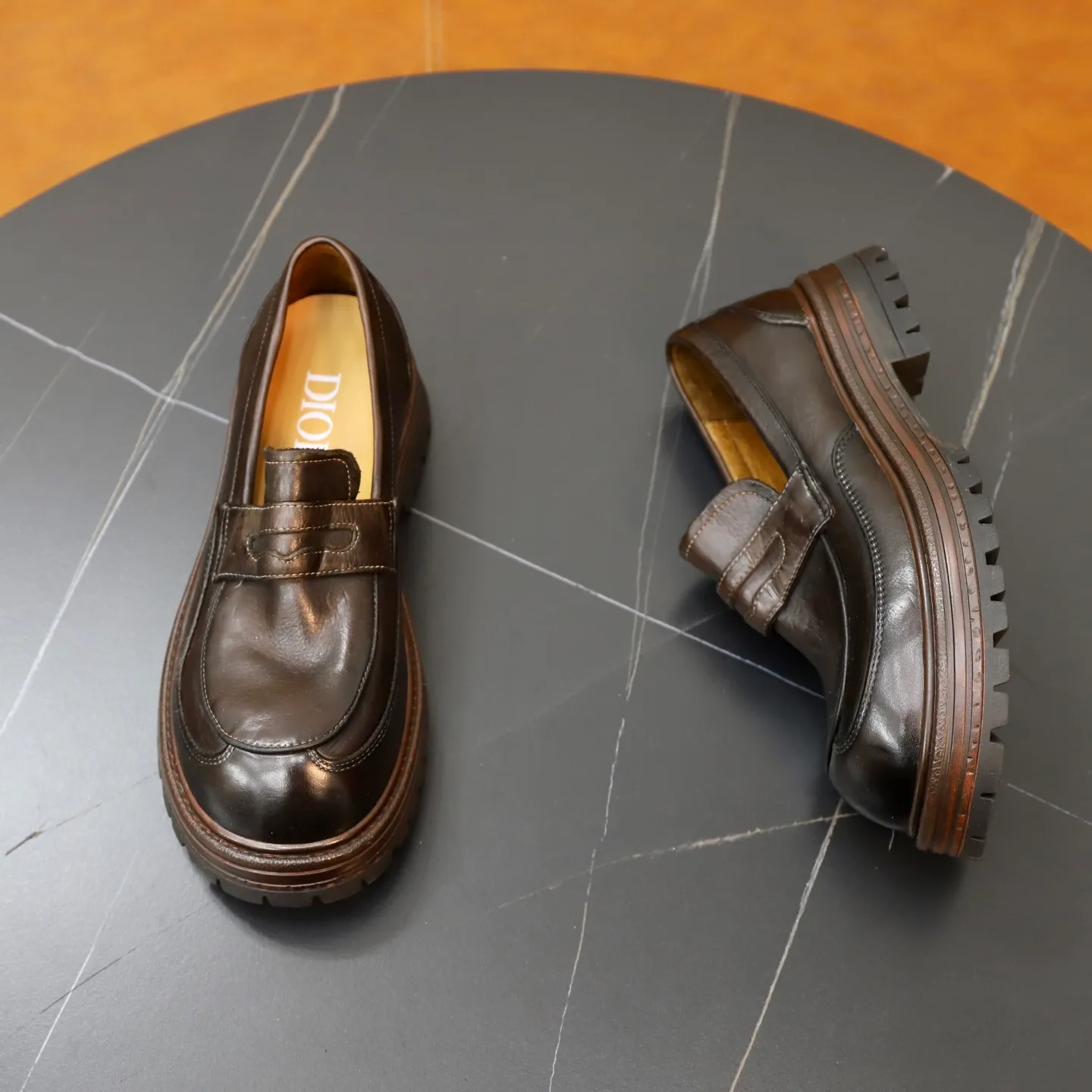 Factory price: 540💰 [Dior] Dior's new casual men's shoes are launched in Hong Kong counters. Official website 1:1 production. Italian washed cowhide + water-dyed leather lining. Designed by European and American masters. Perfect shape to create counter quality, solid color rubber wear-resistant outsole and classic dazzling head! Super versatile and very comfortable. High-end without losing taste, fashionable and novel! ! Absolute focus! 3 colors available! Code number 38-45